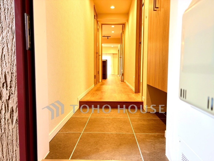 外観 【外観】紅葉を纏った山々を眺め、美しさのあまり感嘆のため息を漏らした事は無いだろうか。いつしか忘れかけていた自然の美しさと力強さを思い出させてくれる、そんな景色がここにもある。