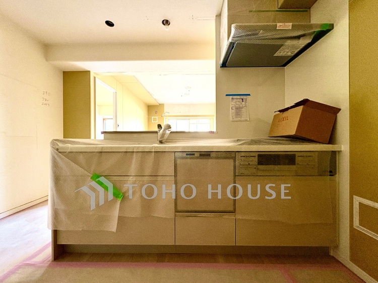 キッチン ◆隠された美しさ◆流麗な音楽が流れているような繊細でいながら整然かつ堅牢なこの空間。この空間は確かに美しい。しかし、そこには美しさ以上のものが隠されている。