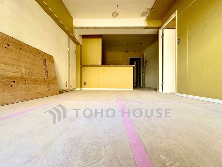 洗面 ◆今宵の食卓◆ダウンライトに反射するグラスを眺めながらワインを注ぐ。トクトクと心地いい音をさせながら、フランスの古城を思わせる薫りがたちこめ、とても幸せな時を過ごせる。