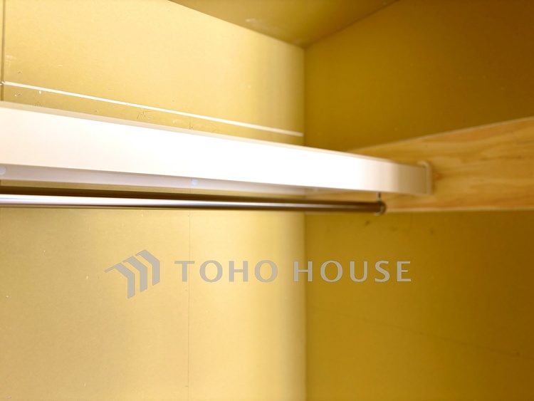 玄関 ◆窓を開けると◆冷涼な風、そよぐリビング。だんらんの場所はここから始まり、ここで終わる。家族の笑顔が集う素敵な場所だから、こだわり抜いた思いが詰まっているのだと思う。