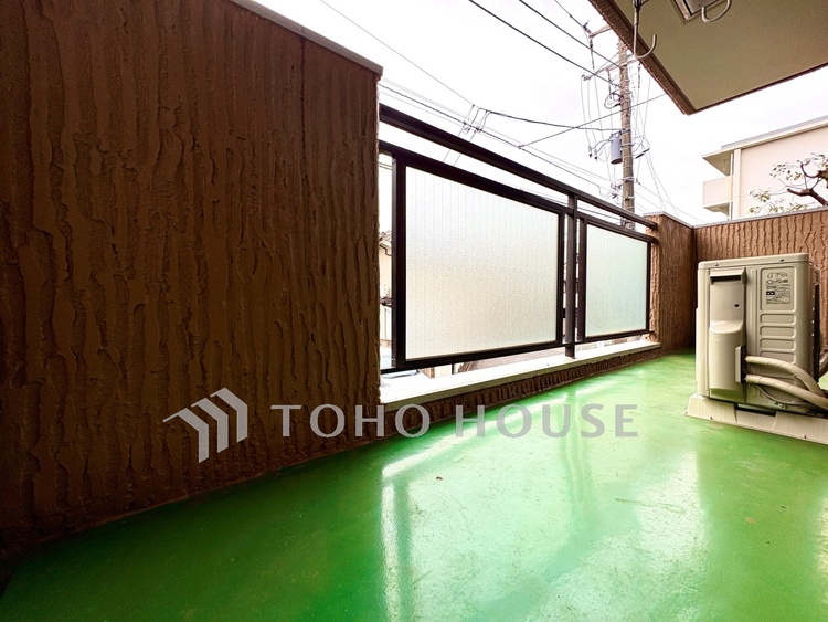 バルコニー 【バルコニー】キラリと光るドアノブに手をあて扉を開くと、眩い光に照らされた空。