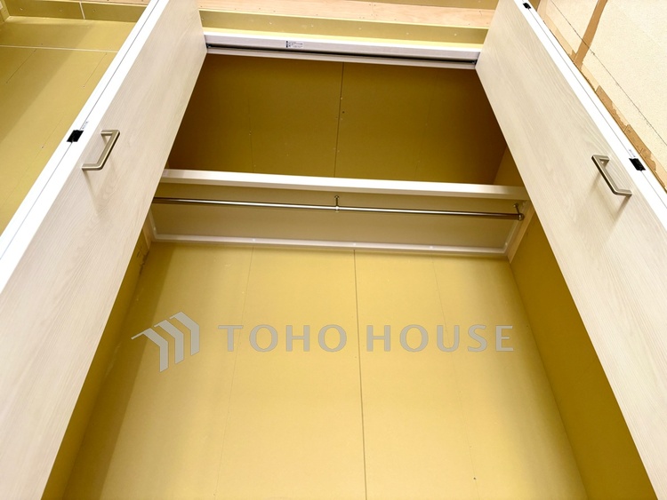 バルコニー ◆今宵の食卓◆ダウンライトに反射するグラスを眺めながらワインを注ぐ。トクトクと心地いい音をさせながら、フランスの古城を思わせる薫りがたちこめ、とても幸せな時を過ごせる。