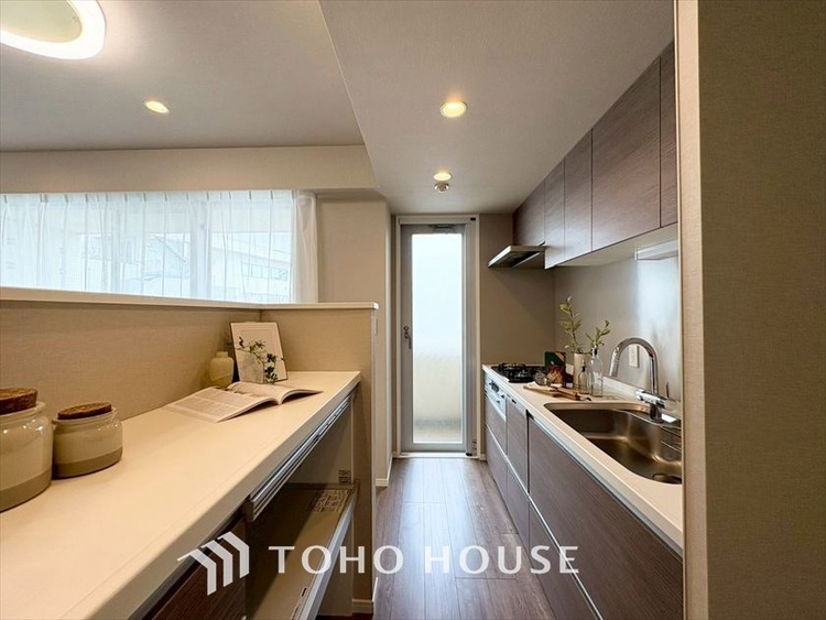 キッチン 【KITCHEN】◆ワクワク◆開放的で機能性も高いシステムキッチン。お子様は毎日のご飯にワクワク！