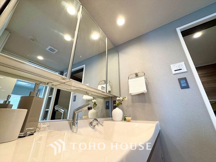 洗面 【WASHROOM】◆快適◆煌びやかな暮らしの中にも忘れたくない快適さ。大きな収納が助けてくれます。