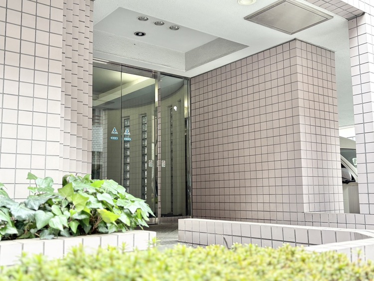 エントランス 【ENTRANCE】◆家族◆家で家族と過ごす時間は限られている。帰りを待つ家族の元へと急ぐときの弾む思い。そんな思いを引き立てる邸宅。