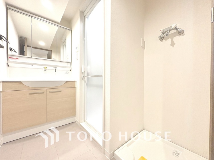 洗面 【WASHROOM】◆快適◆煌びやかな暮らしの中にも忘れたくない快適さ。大きな収納が助けてくれます。