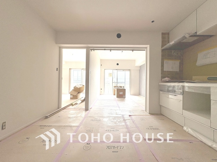 内装 現在改装中◆陽光◆が差し込む。この開放的なLDKに家族の笑顔が集う。家族が一緒に過ごす空間は明るく、そして居心地よく。