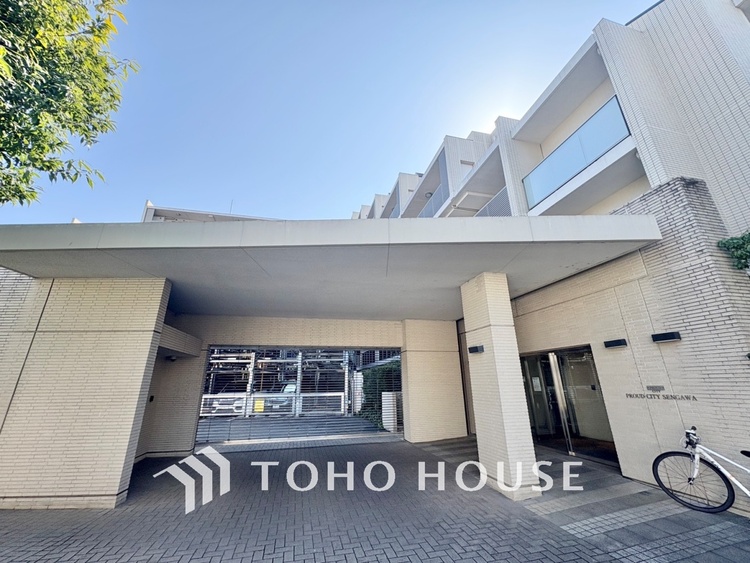 エントランス 【ENTRANCE】◆家族◆家で家族と過ごす時間は限られている。帰りを待つ家族の元へと急ぐときの弾む思い。そんな思いを引き立てる邸宅。