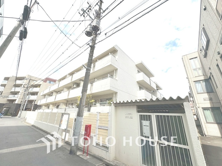 外観 【ENTRANCE】◆家族◆家で家族と過ごす時間は限られている。帰りを待つ家族の元へと急ぐときの弾む思い。そんな思いを引き立てる邸宅。