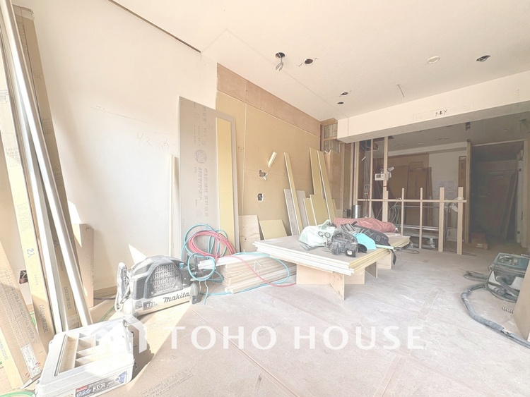 内装 現在改装中◆陽光◆が差し込む。この開放的なLDKに家族の笑顔が集う。家族が一緒に過ごす空間は明るく、そして居心地よく。