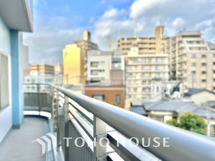 その他 【BALCONY】◆BLUE SKY◆自然の心地よさに包まれる。大開口の外に広がるのは爽やかな青空。