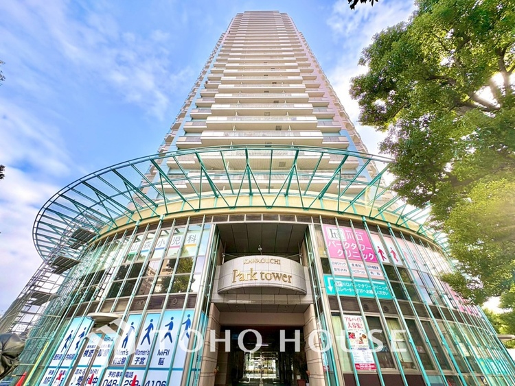 エントランス 【ENTRANCE】◆家族◆家で家族と過ごす時間は限られている。帰りを待つ家族の元へと急ぐときの弾む思い。そんな思いを引き立てる邸宅。