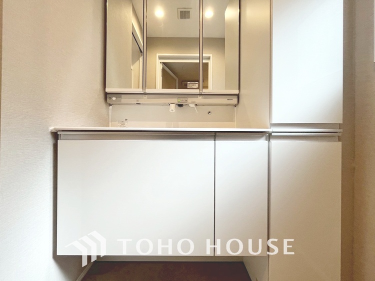 洗面 ◆快適◆煌びやかな暮らしの中にも忘れたくない快適さ。大きな収納が助けてくれます。