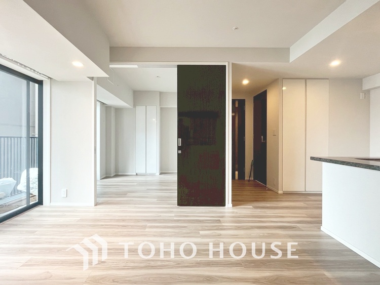 内装 ◆陽光◆が差し込む。この開放的なLDKに家族の笑顔が集う。家族が一緒に過ごす空間は明るく、そして居心地よく。