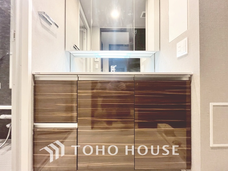 洗面 ◆快適◆煌びやかな暮らしの中にも忘れたくない快適さ。大きな収納が助けてくれます。