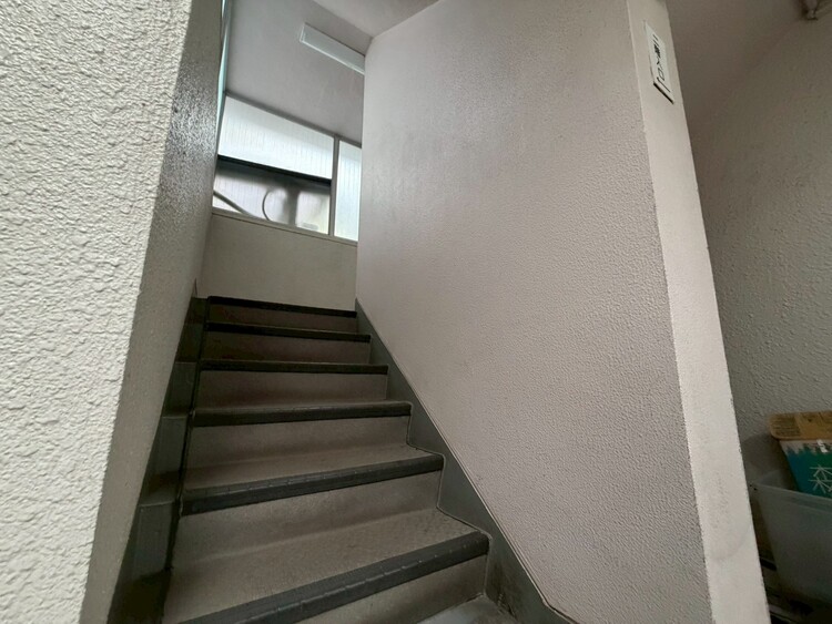 その他 共用部の階段です。明るく清潔に管理されています。