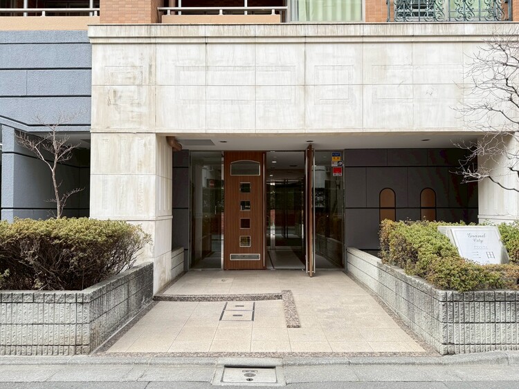 その他 上質感漂う玄関アプローチです。