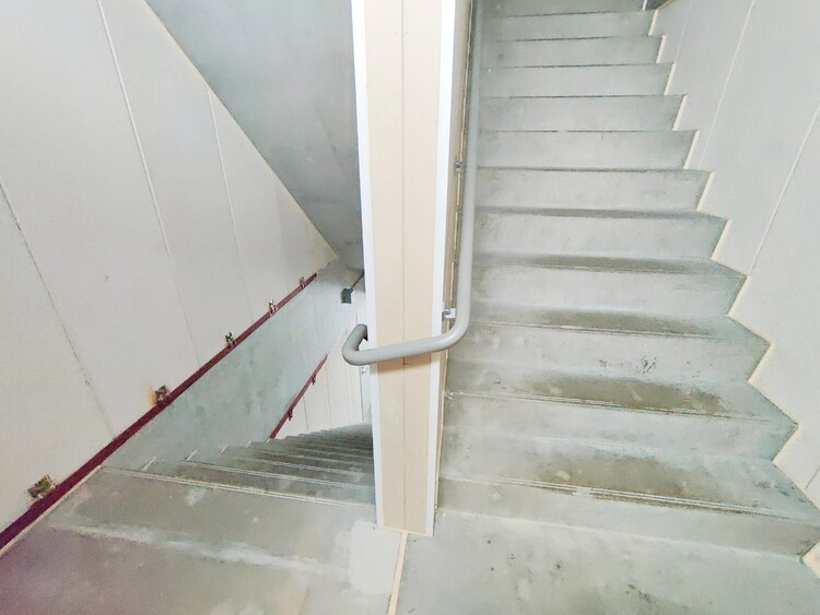 その他 共用部の階段です。明るく清潔に管理されています。