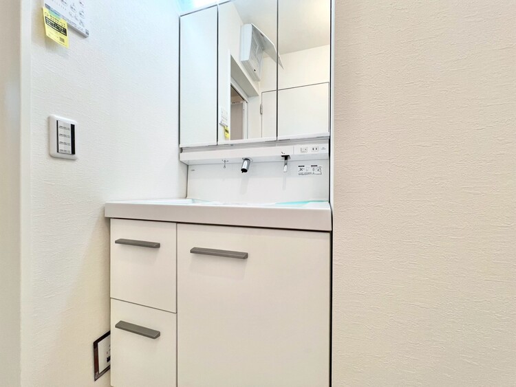 その他 清潔感を感じられる洗面化粧台。