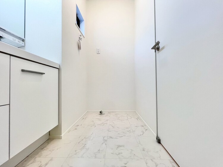 その他 十分な広さの脱衣所。