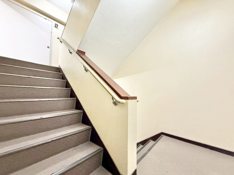 その他 共用部の階段です。明るく清潔に管理されています。
