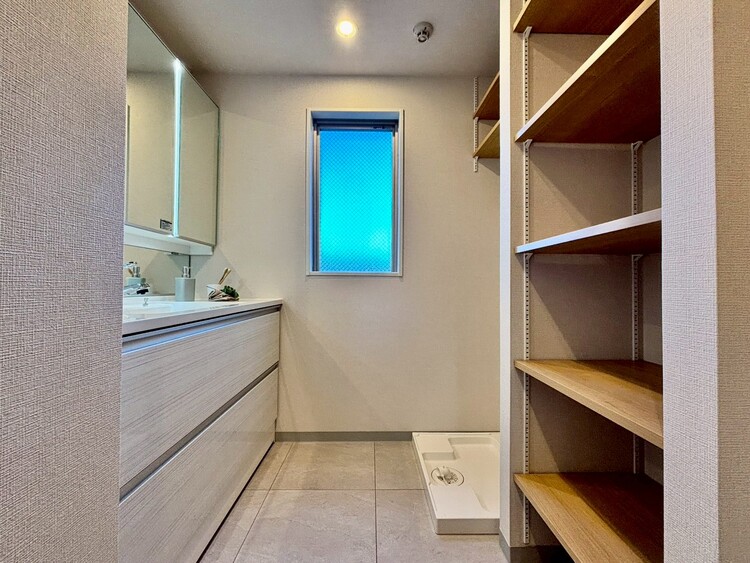 その他 十分な広さの脱衣所。