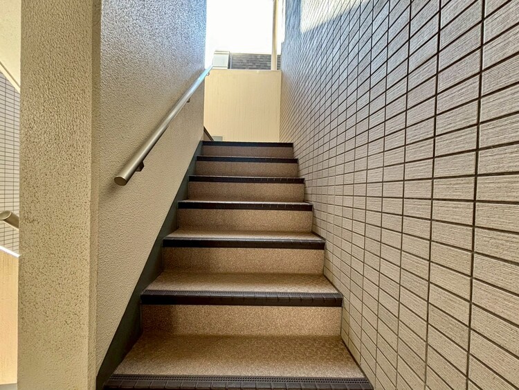 その他 共用部の階段です。明るく清潔に管理されています。