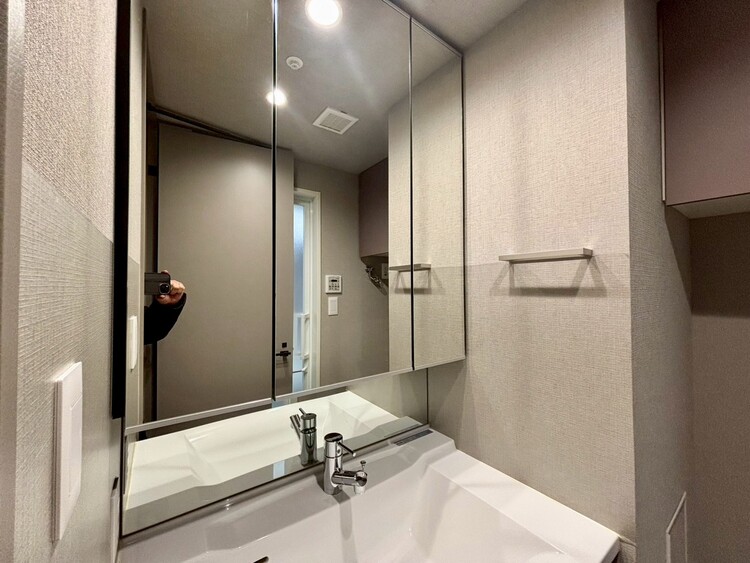 その他 清潔感を感じられる洗面化粧台。