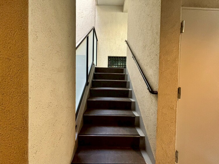その他 共用部の階段です。明るく清潔に管理されています。