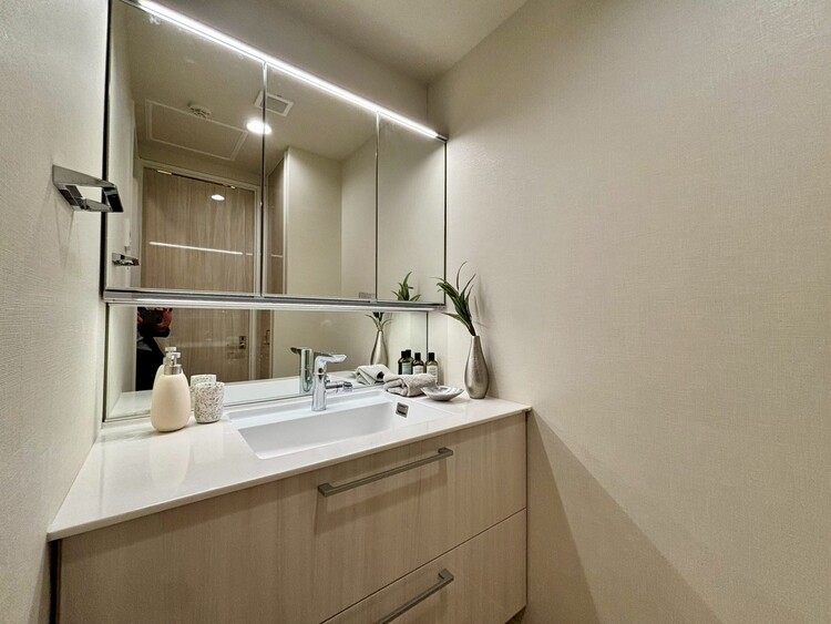 その他 清潔感を感じられる洗面化粧台。