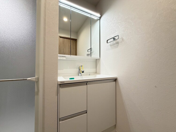その他 清潔感を感じられる洗面化粧台。