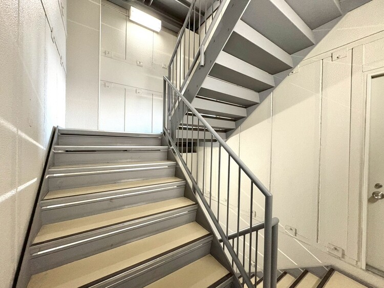 その他 共用部の階段です。明るく清潔に管理されています。