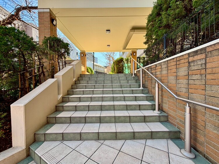 その他 共用部の階段です。明るく清潔に管理されています。