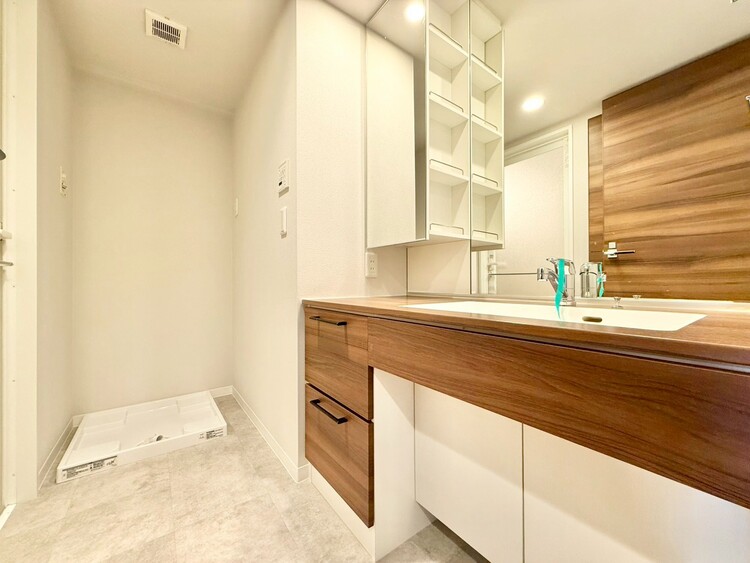 その他 十分な広さの脱衣所。