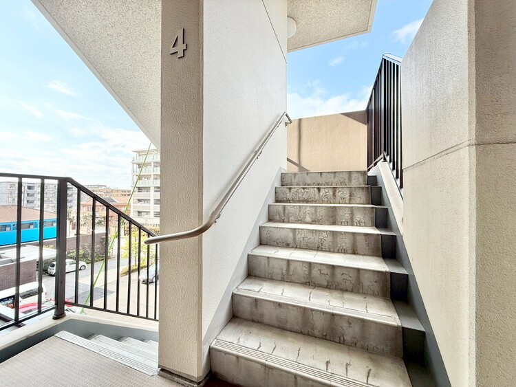 その他 共用部の階段です。明るく清潔に管理されています。