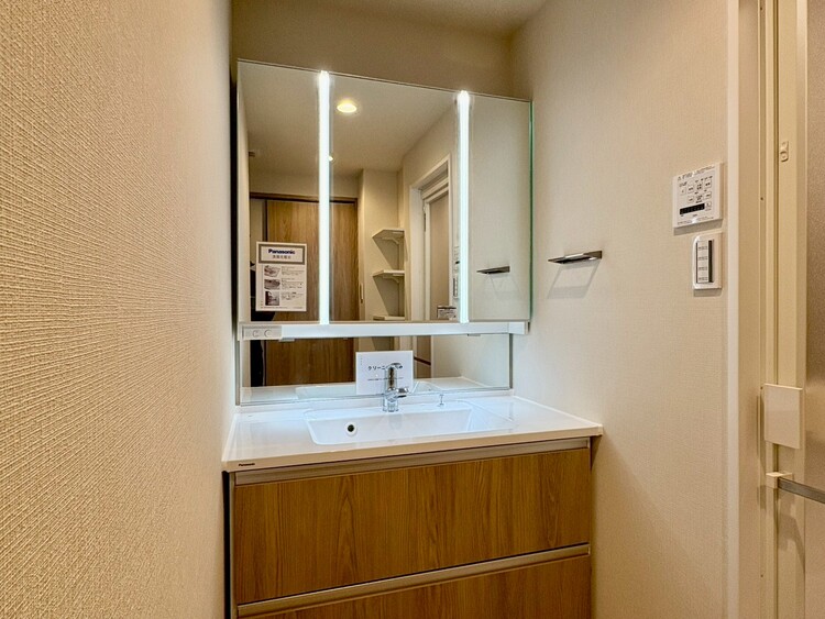 その他 清潔感を感じられる洗面化粧台。