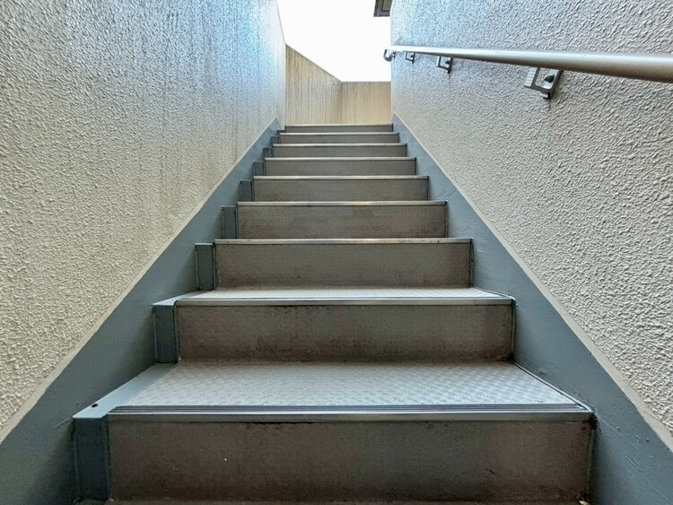 その他 共用部の階段です。明るく清潔に管理されています。