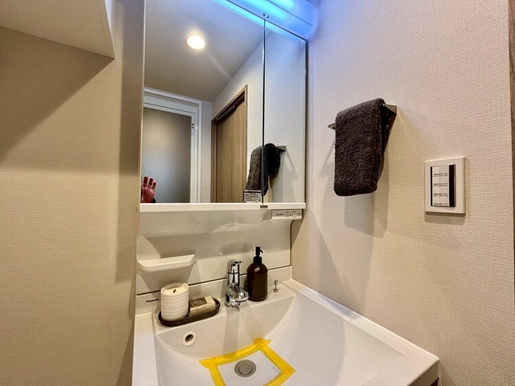 その他 清潔感を感じられる洗面化粧台。