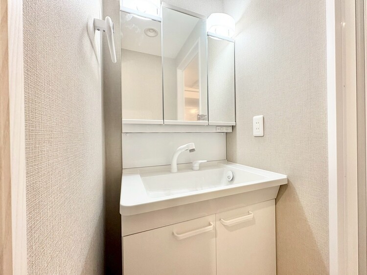 その他 清潔感を感じられる洗面化粧台。