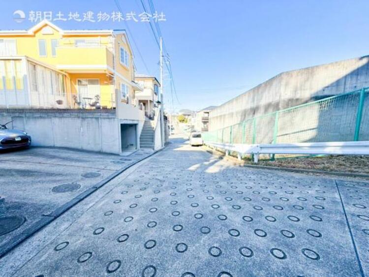 外観 【外観】前面は車通りの少ない道路でしっかり舗装もされています。ベビーカーや自転車も安心に通行できます