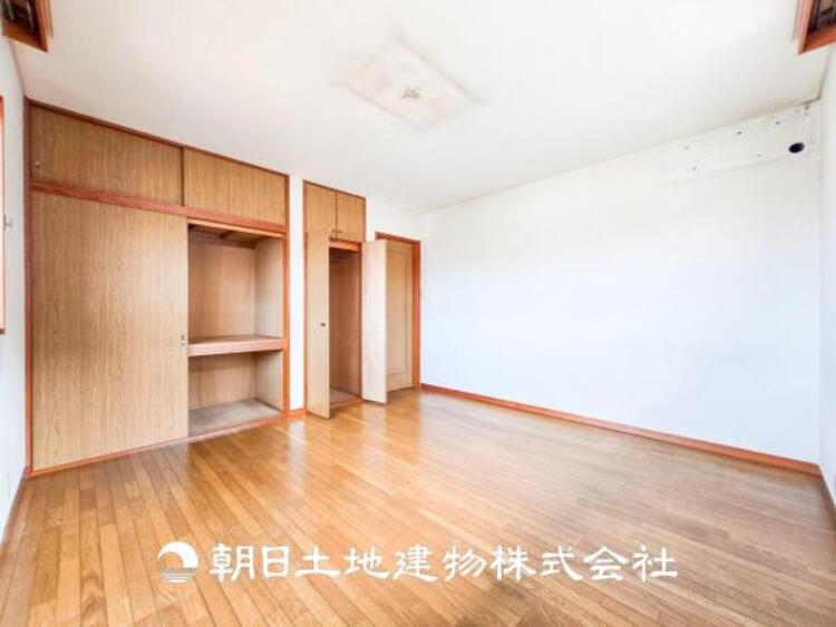 内装 【居室】一人で過ごす空間は音楽を聴いたり読書をしたりと趣味を楽しめる空間です。