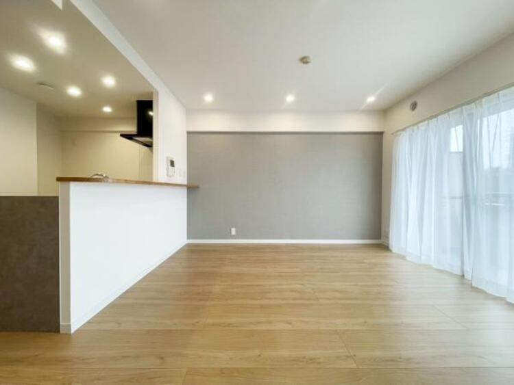 居間 お気軽にお問い合わせください。