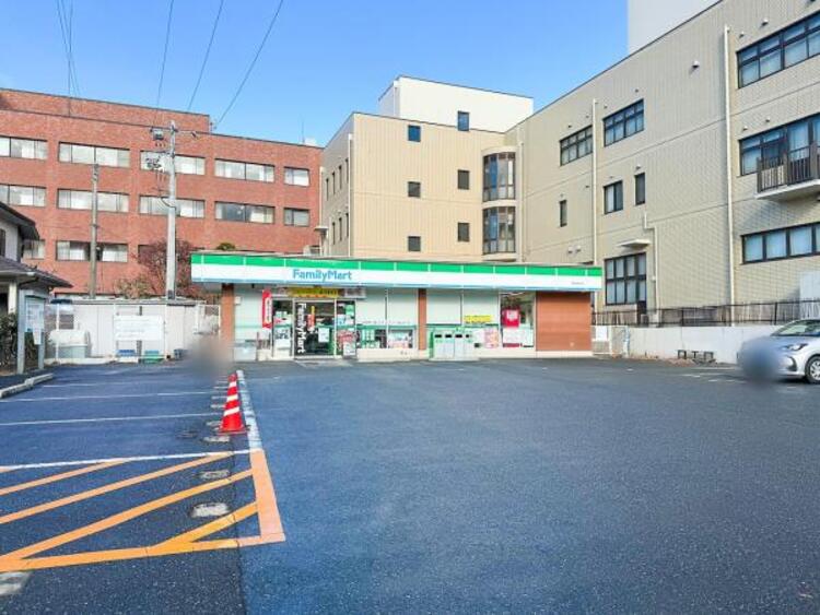 周辺 ファミリーマート 秀栄館町店迄930ｍ