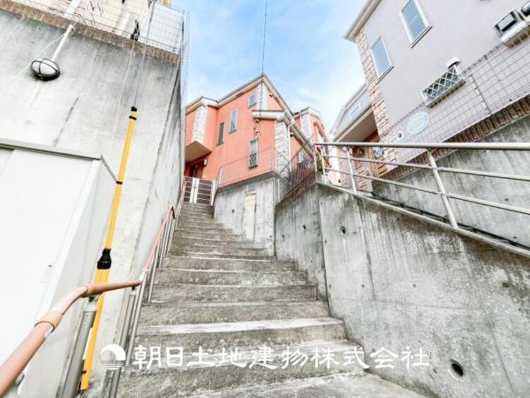 外観 【外観写真】開放的で明るい空間が広がるLDK。リビングには暖かな太陽が降り注ぎ、爽やかな住空間です。お友達を呼んでお茶をしたり、一緒に料理を楽しみながら楽しい時間を。