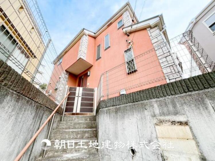 外観 【外観写真】目の前に手を伸ばせば、触ることが出来そうな環境が、そのままインテリアになったような印象です。その豊かな眺望にふさわしい空間には、通風・採光にも優れ、心地よい光と風があふれています。