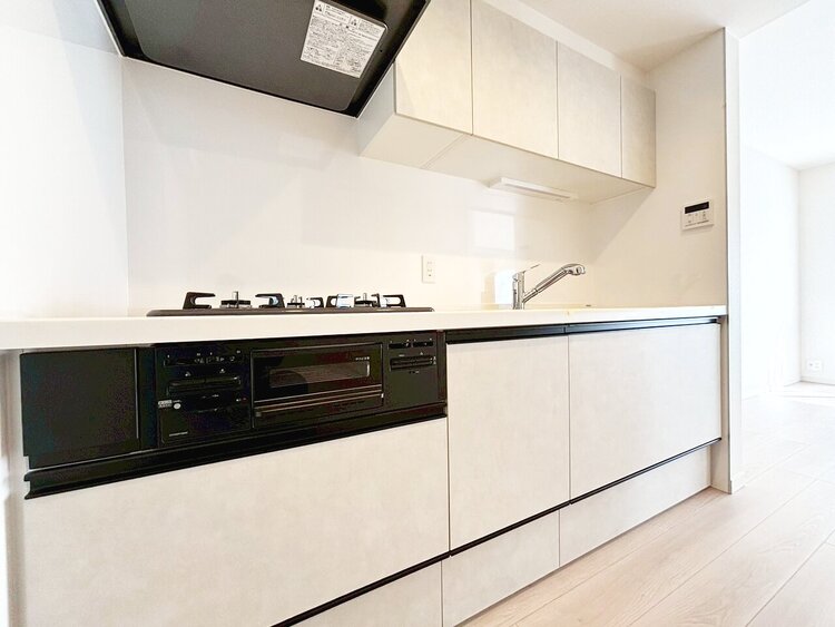 キッチン スマートな意匠と充実の機能を備えたキッチンが、暮らしにおいしい彩りを添えます。