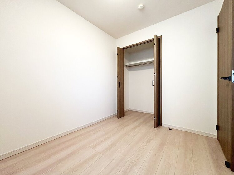 寝室 ベッドも十分に設置するスペースがあります。