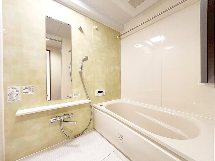 風呂 一日の疲れを癒すバスルームは、心地よいリラックスを叶える清潔感溢れる空間です。