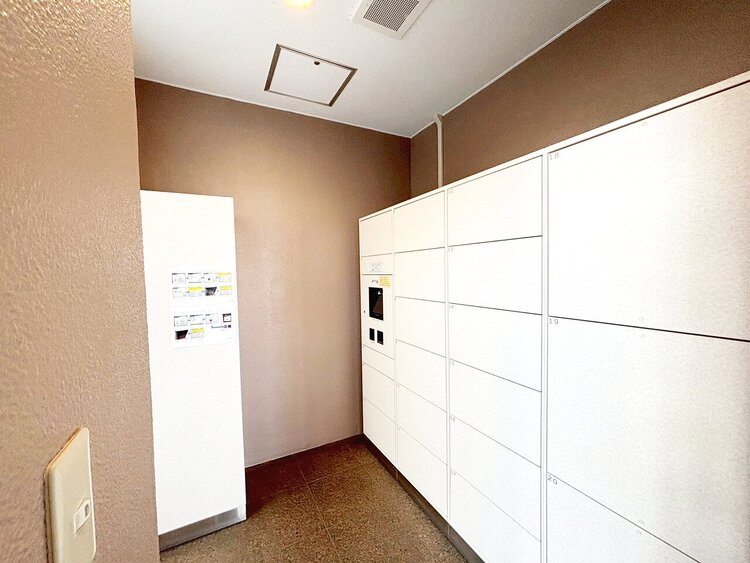 設備 共用部分の宅配ボックスです。留守中の荷物受け取りもできるので、安心して外出ができますね。