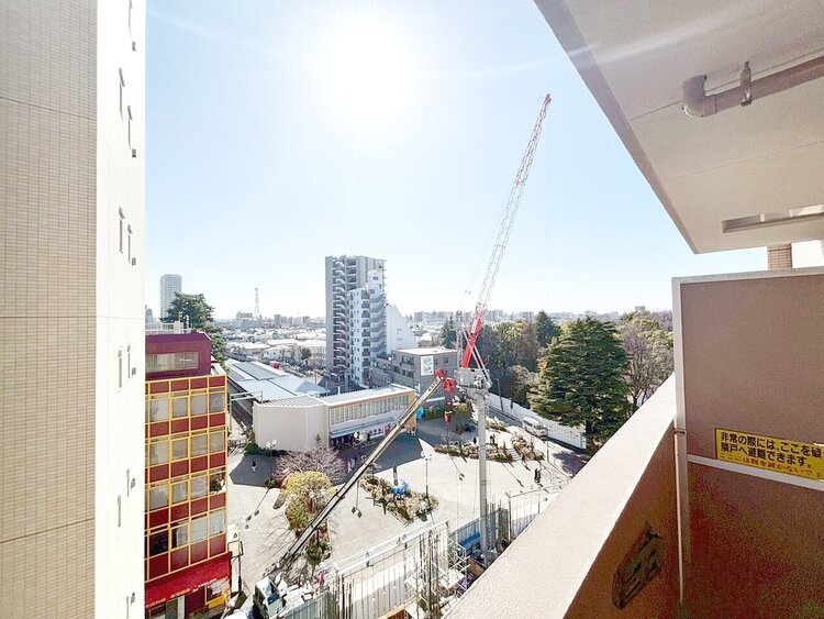 バルコニー 窓を開けると広がる青空。心をリフレッシュして日々を過ごしていきましょう。